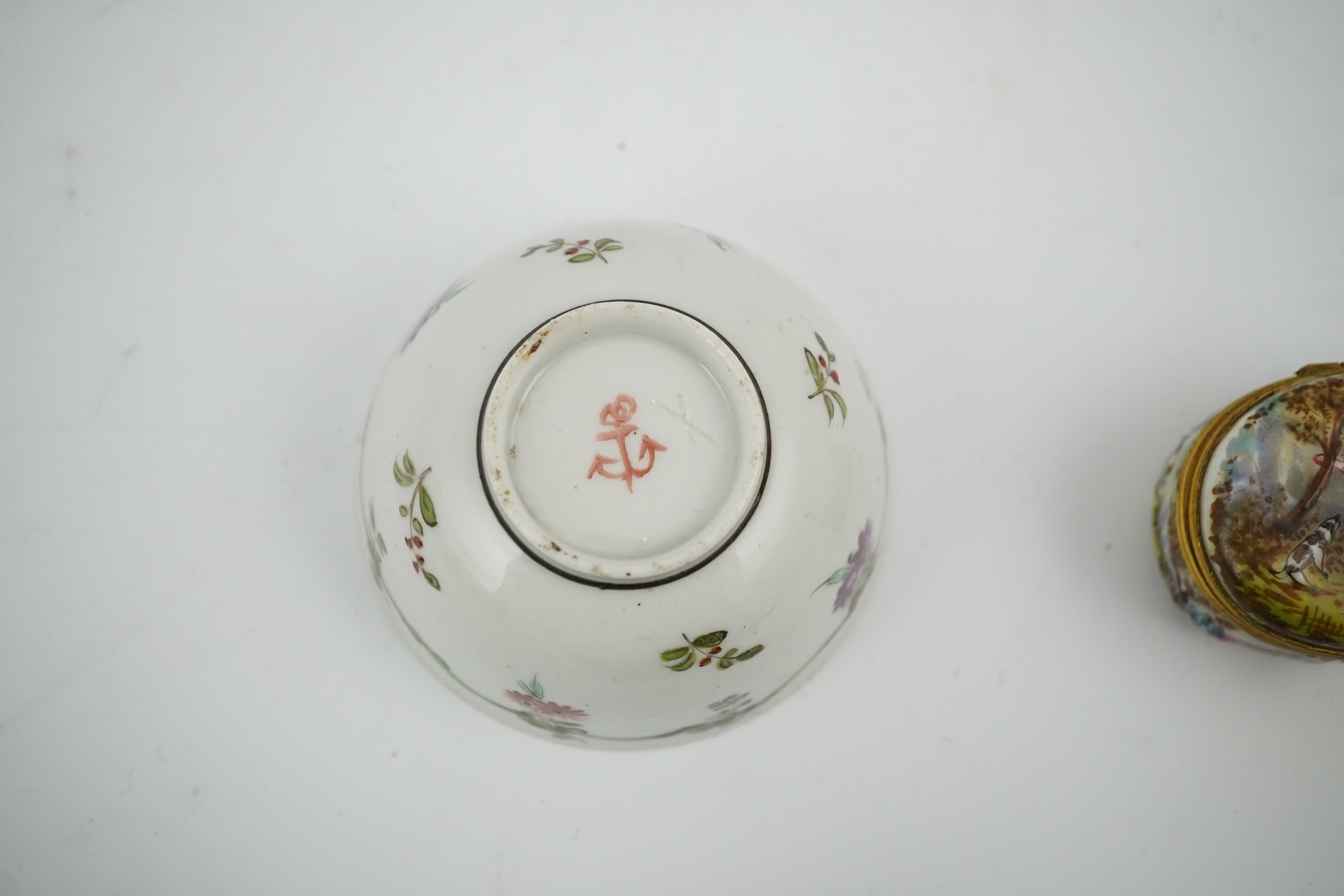 An 18th century Doccia porcelain tea bowl and a Naples style trinket box, bowl 7.5cm diameter. Condition - good